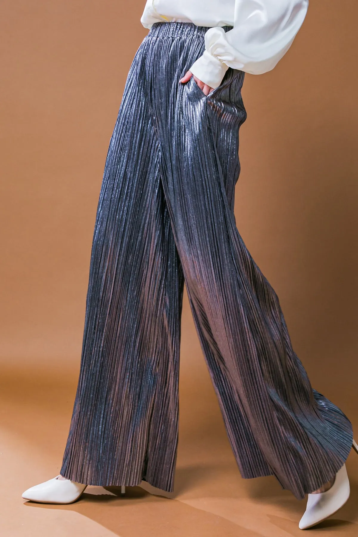 METALLIC PLEATED PANTS